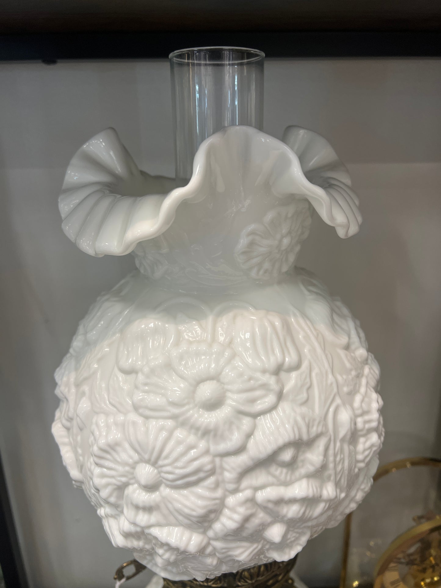 Fenton gone with the wind, milk, glass, poppy lamp.