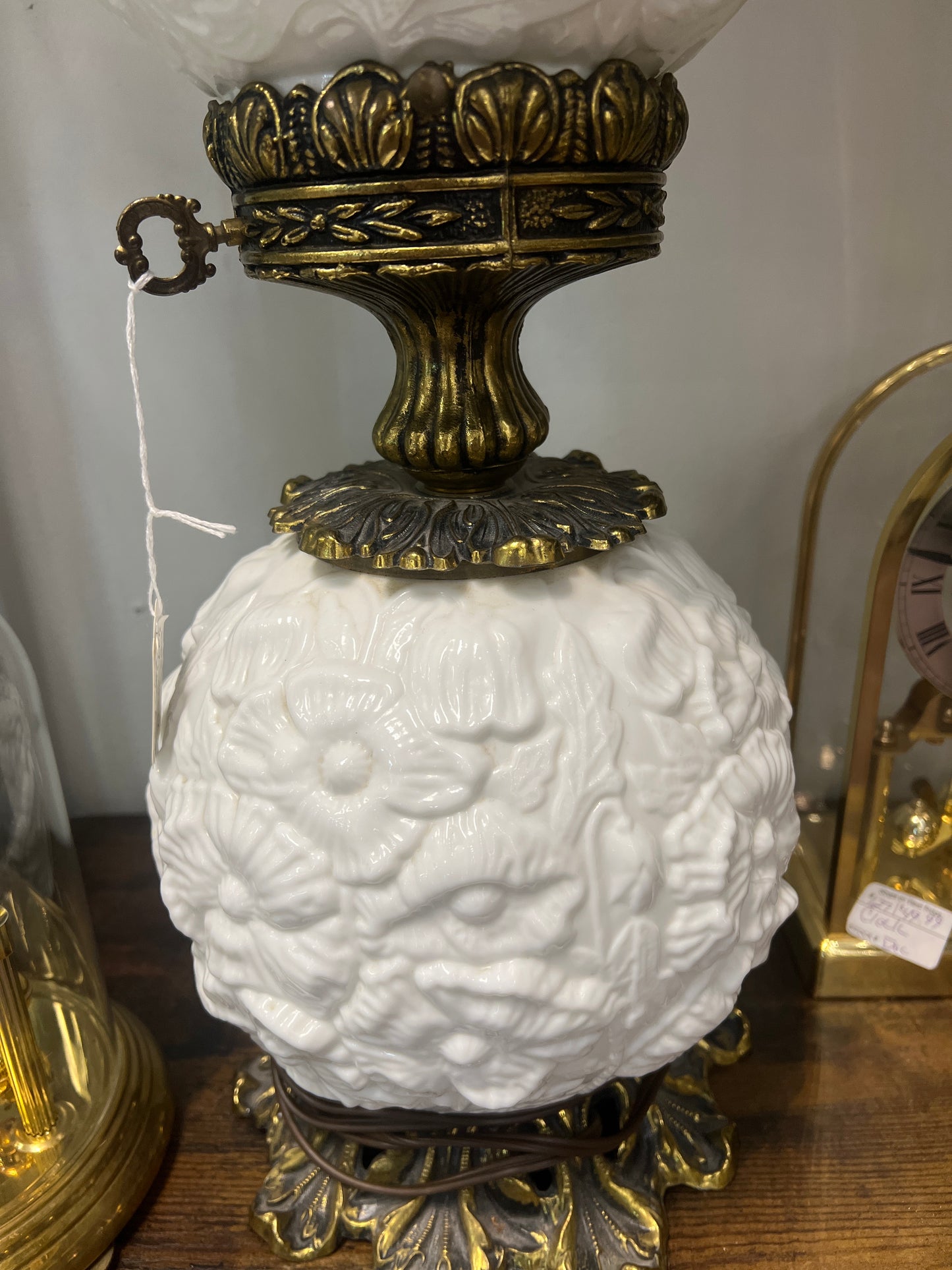 Fenton gone with the wind, milk, glass, poppy lamp.