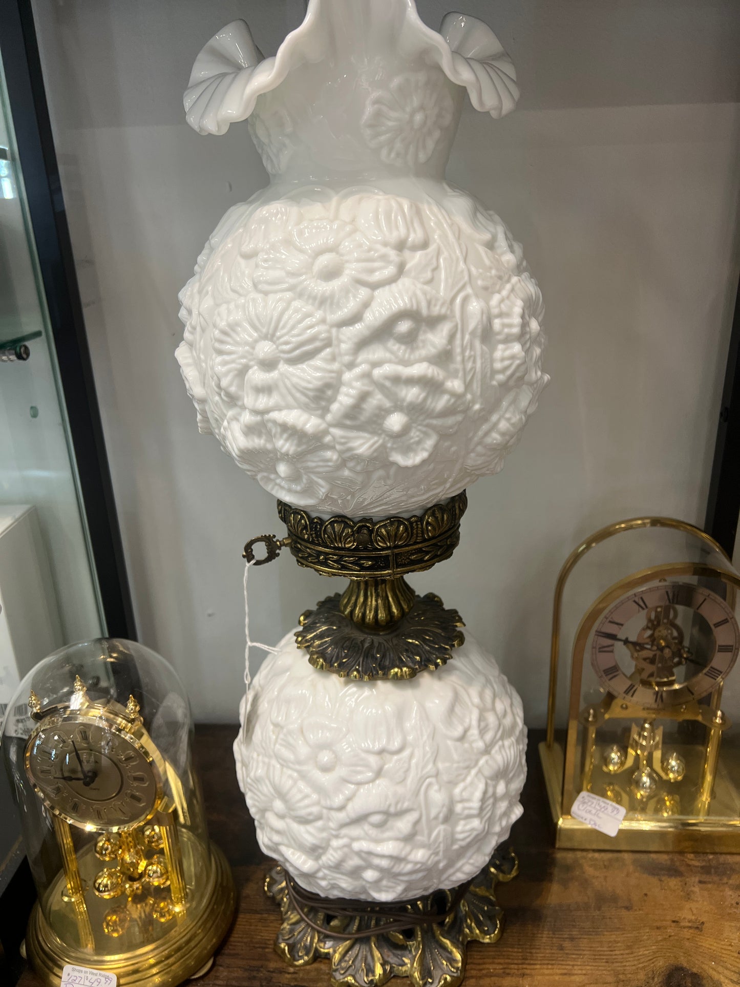 Fenton gone with the wind, milk, glass, poppy lamp.