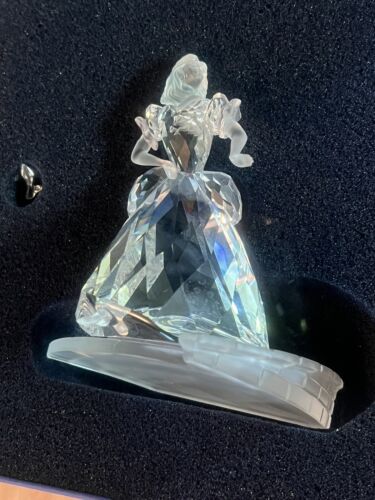 Cinderella Walt Disney 2001 Figurine Complete with Slipper 154869
