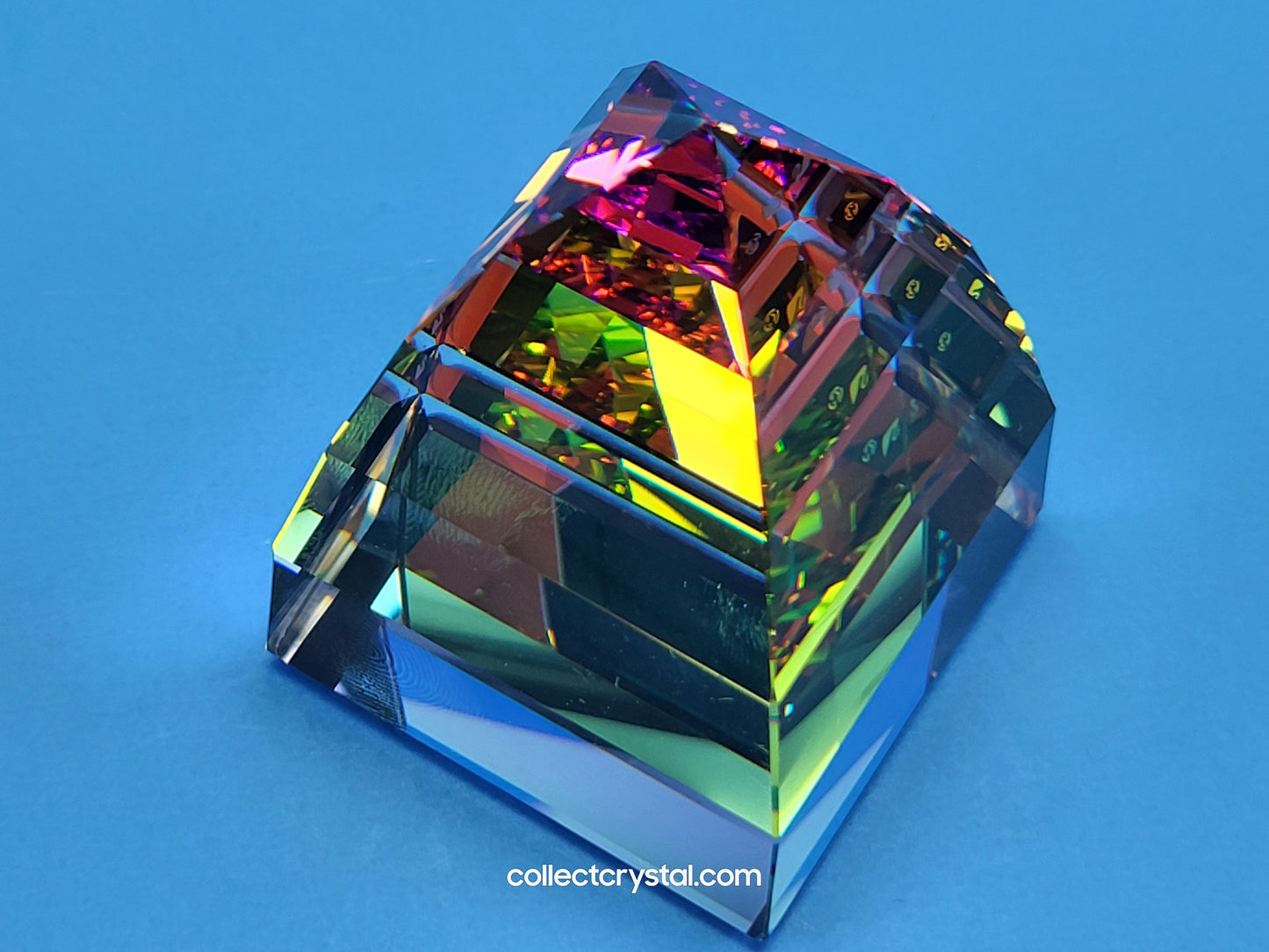 PAPERWEIGHT – PYRAMID SMALL Vitrail Medium 013559