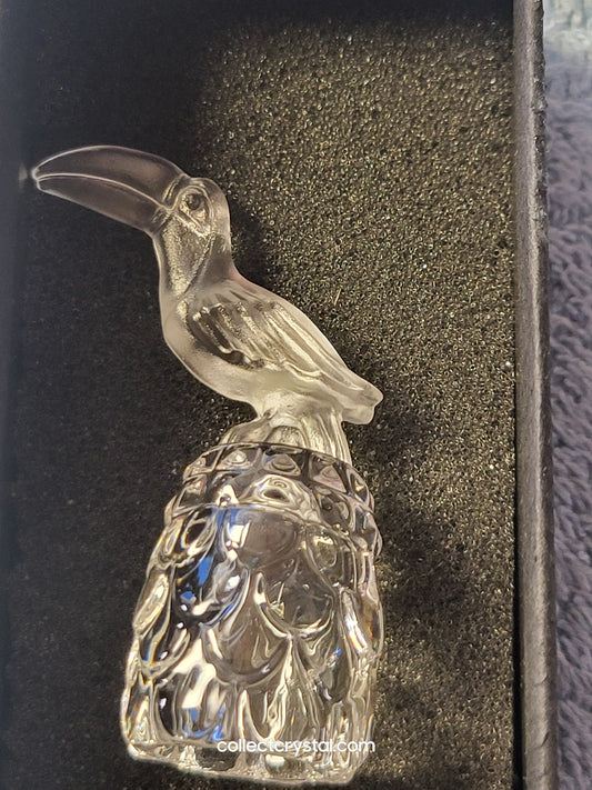 TOUCAN on Thimble Base #  012007 Parrot Bird - Crystal Colors